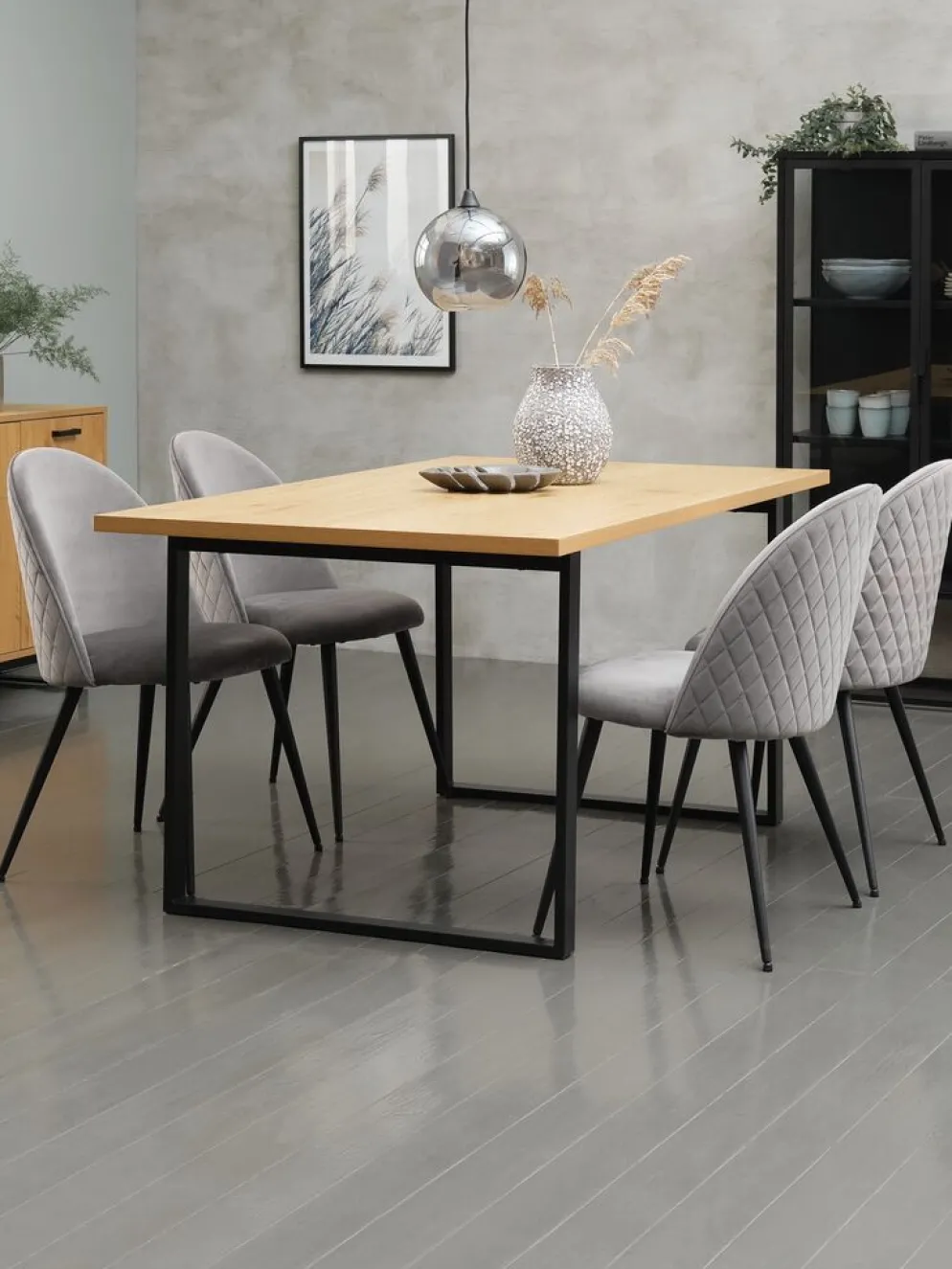 AABENRAA + KOKKEDALAABENRAA L160 table coloris chêne + 4 KOKKEDAL chaises gris