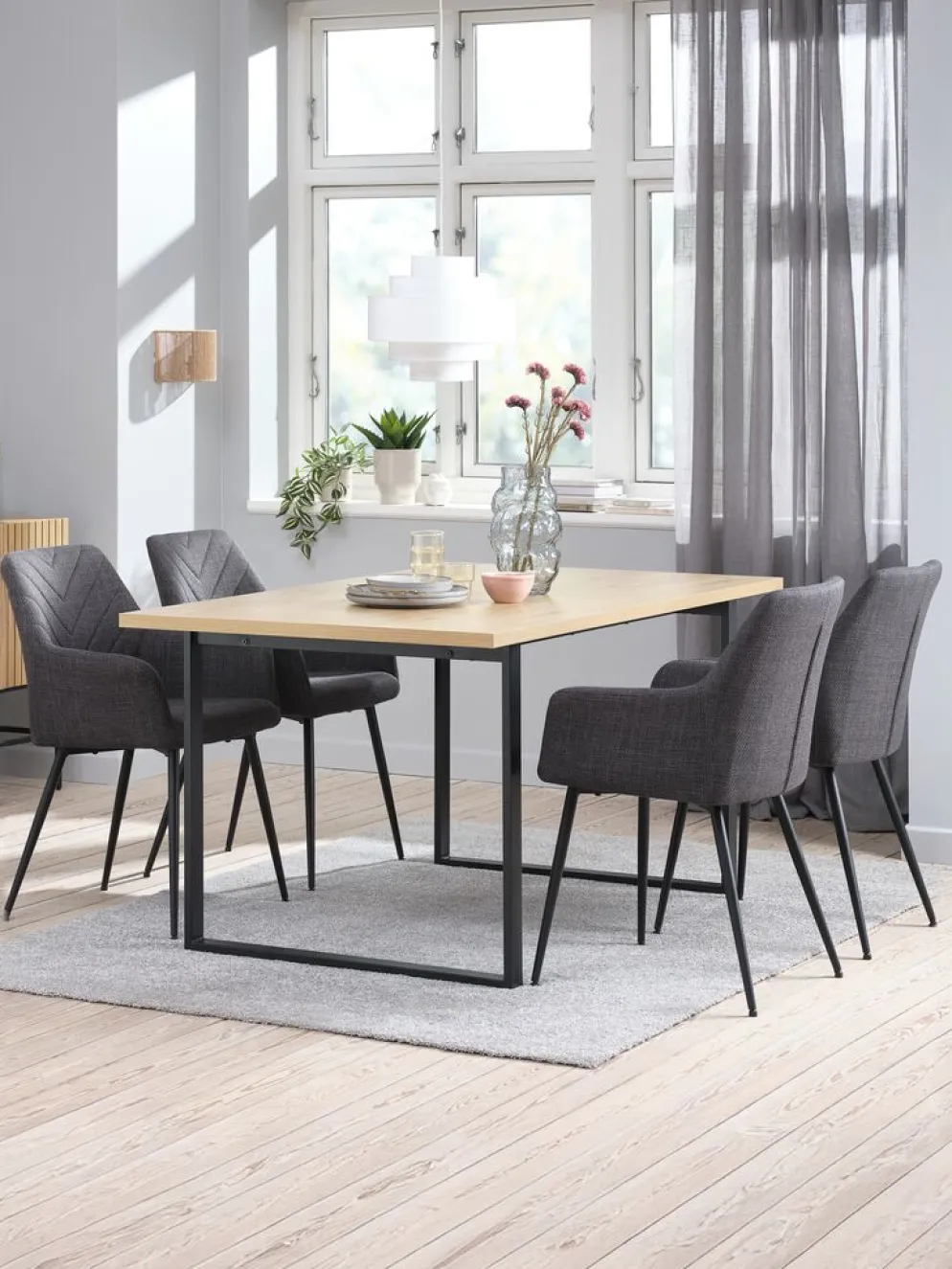 AABENRAA + PURHUSAABENRAA L160 table coloris chêne + 4 PURHUS chaises gris