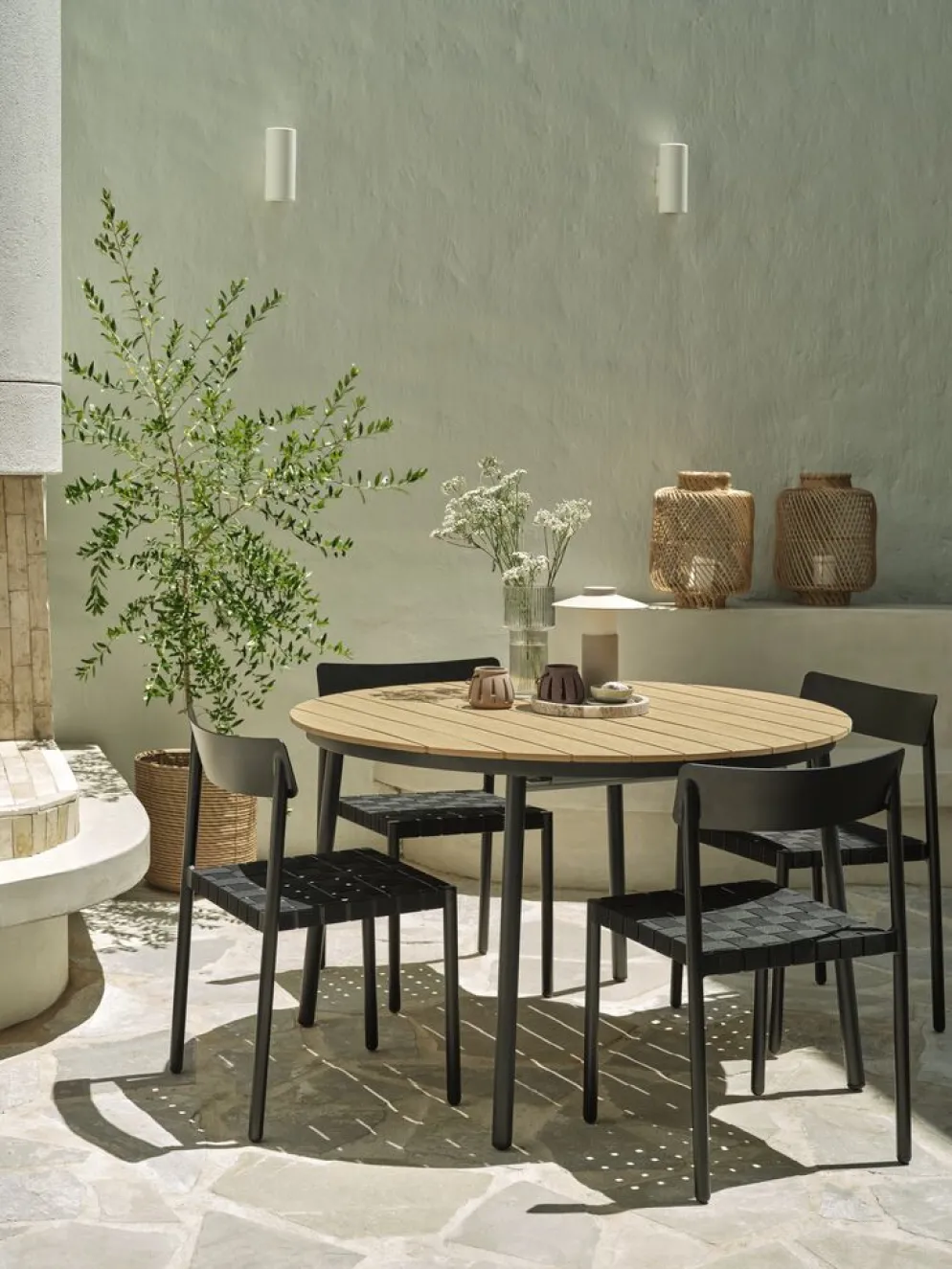 AKTIVEN + HAGLEBUAKTIVEN L118/168 table naturel + 4 HAGLEBU chaises noir