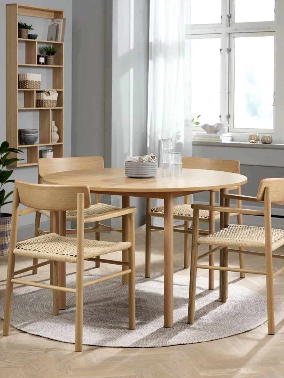 ALSTED + ISLEVALSTED Ø120 table colo. chêne + 4 ISLEV chaises a/accoudoirs