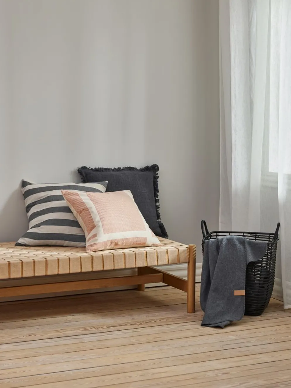 DAGLILJEPlaid polaire DAGLILJE 130x170 gris foncé