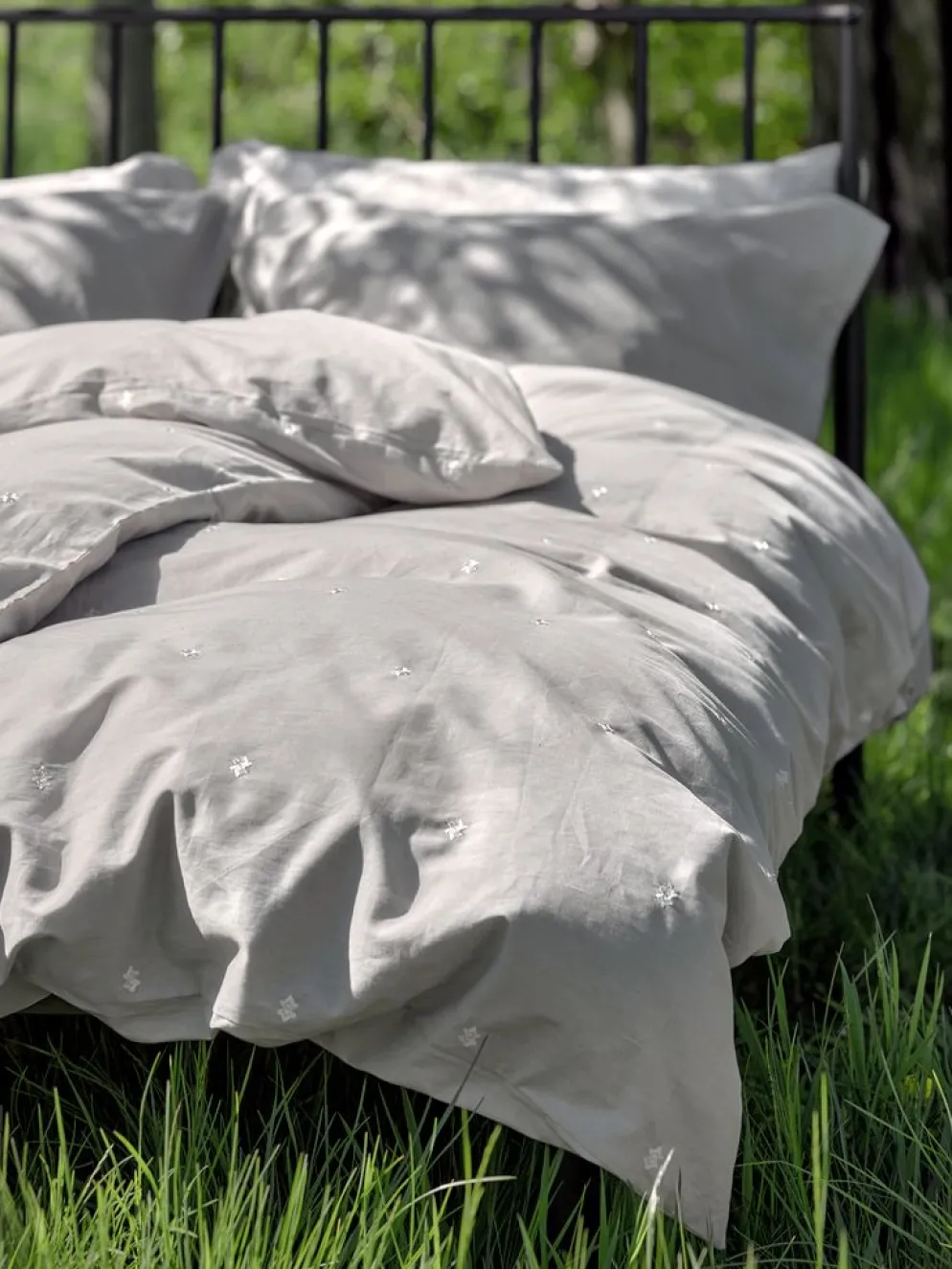 ELLIEGoldParure de lit ELLIE 240x220 gris clair avec broderies