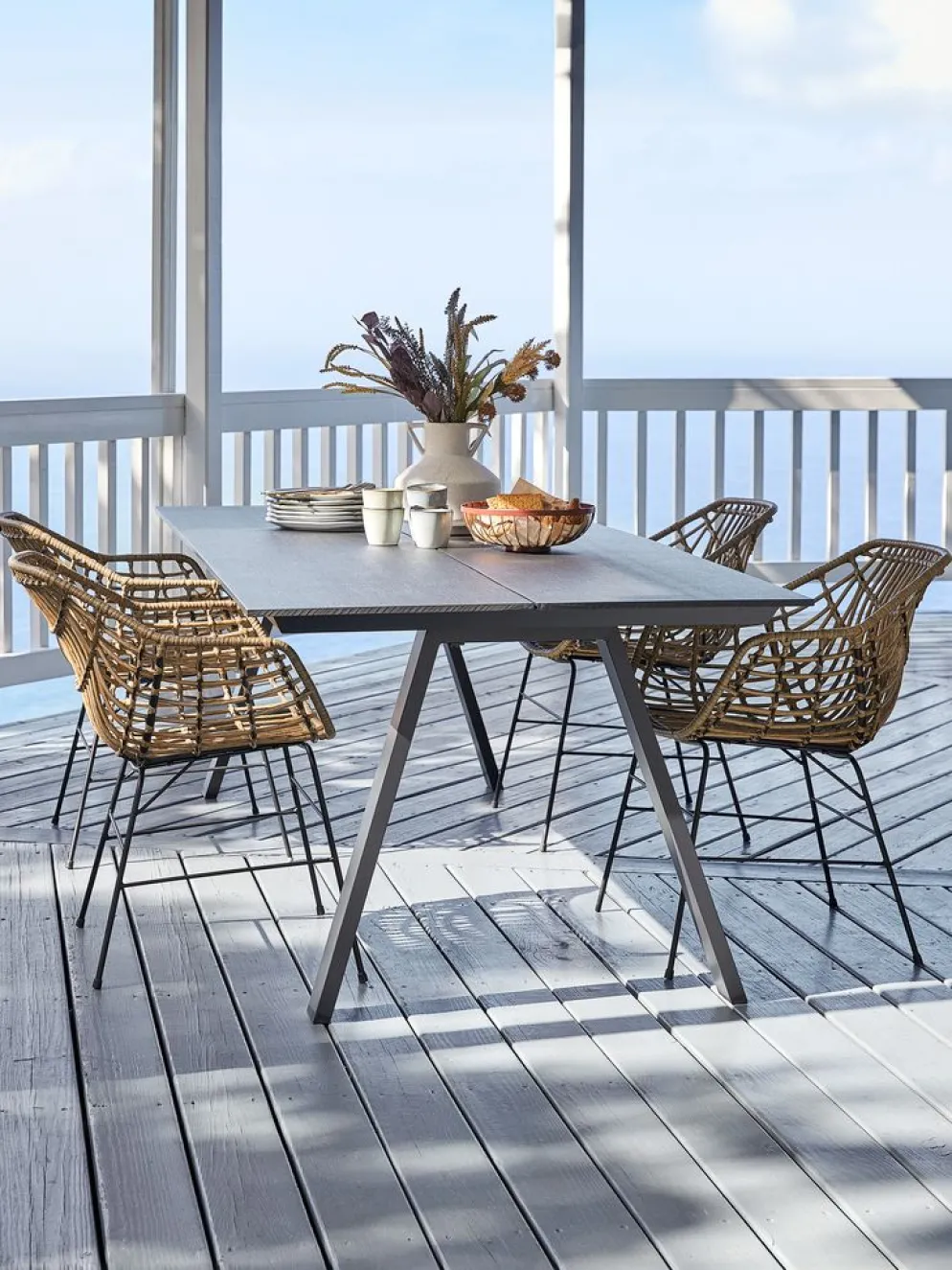 FAUSING + ILDERHUSEFAUSING L220 table noir + 4 ILDERHUSE chaises naturel
