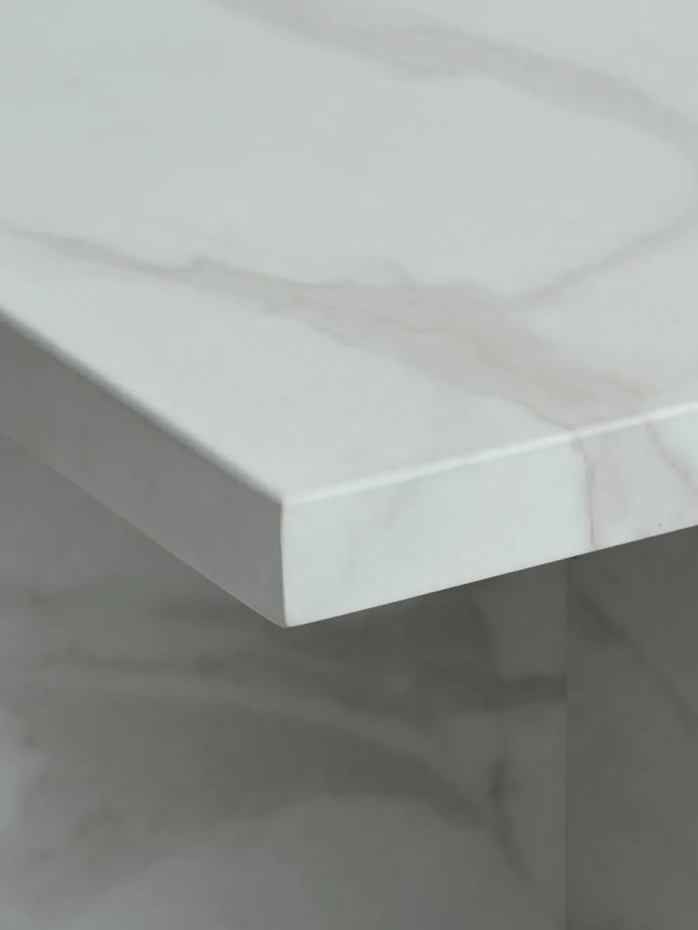 GANDRUPBout de canapé GANDRUP 45x45 coloris marbre blanc