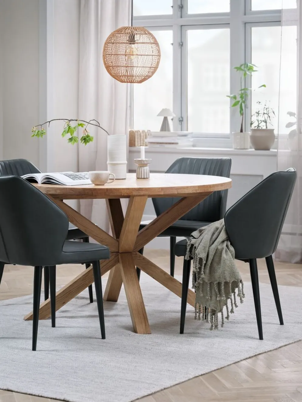 GRIBSKOV + LUNDERSKOVGRIBSKOV Ø120 table chêne + 4 LUNDERSKOV chaises anthracite