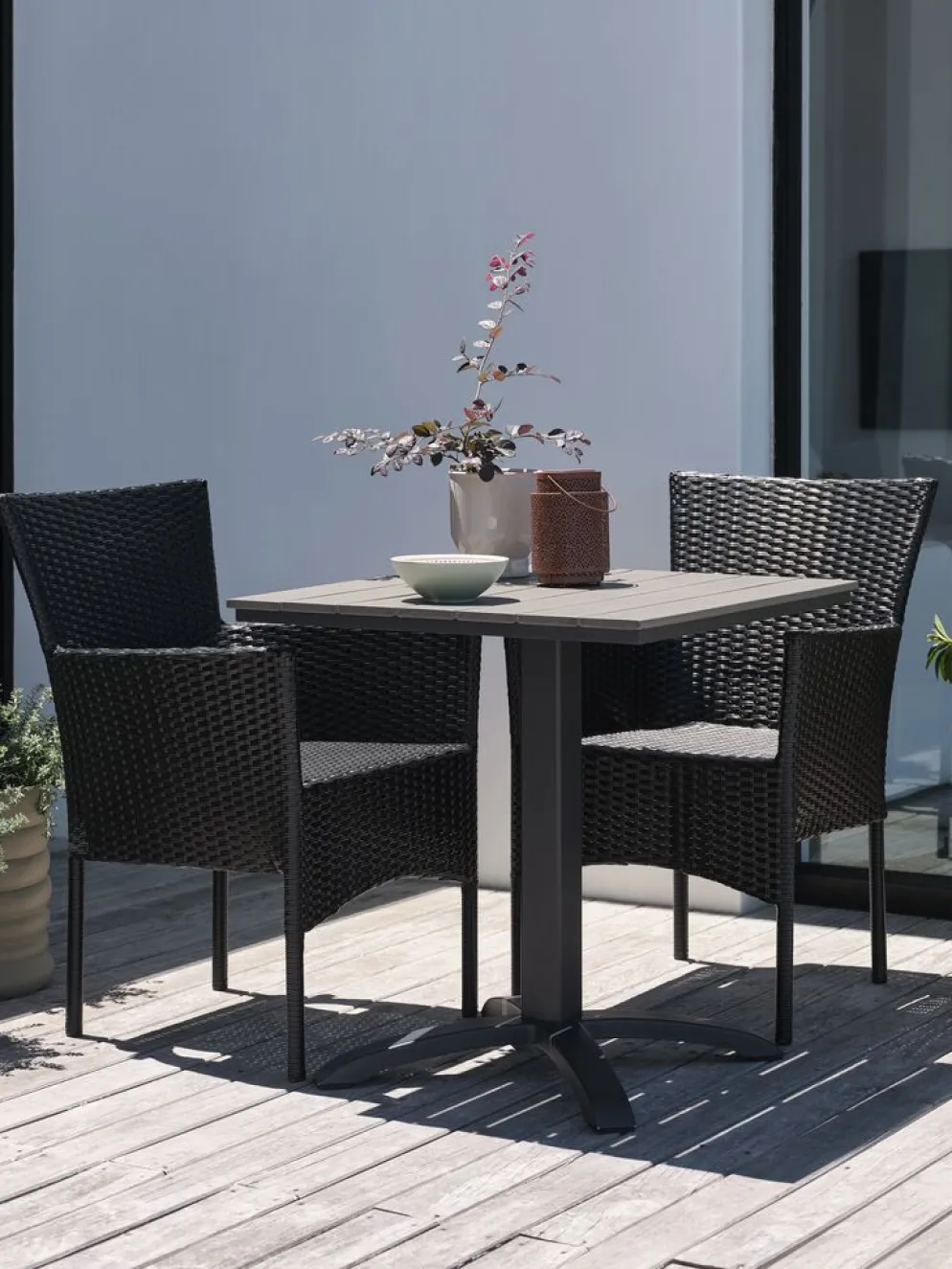 HOBRO + AIDTHOBRO L70 table gris + 2 AIDT chaises noir