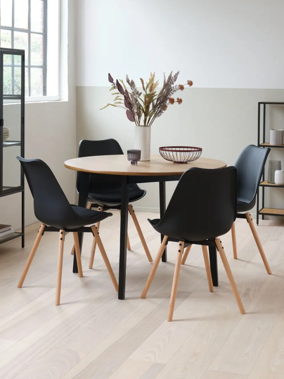 JEGIND + KASTRUPJEGIND Ø105 table coloris chêne nat + 4 KASTRUP chaises noir