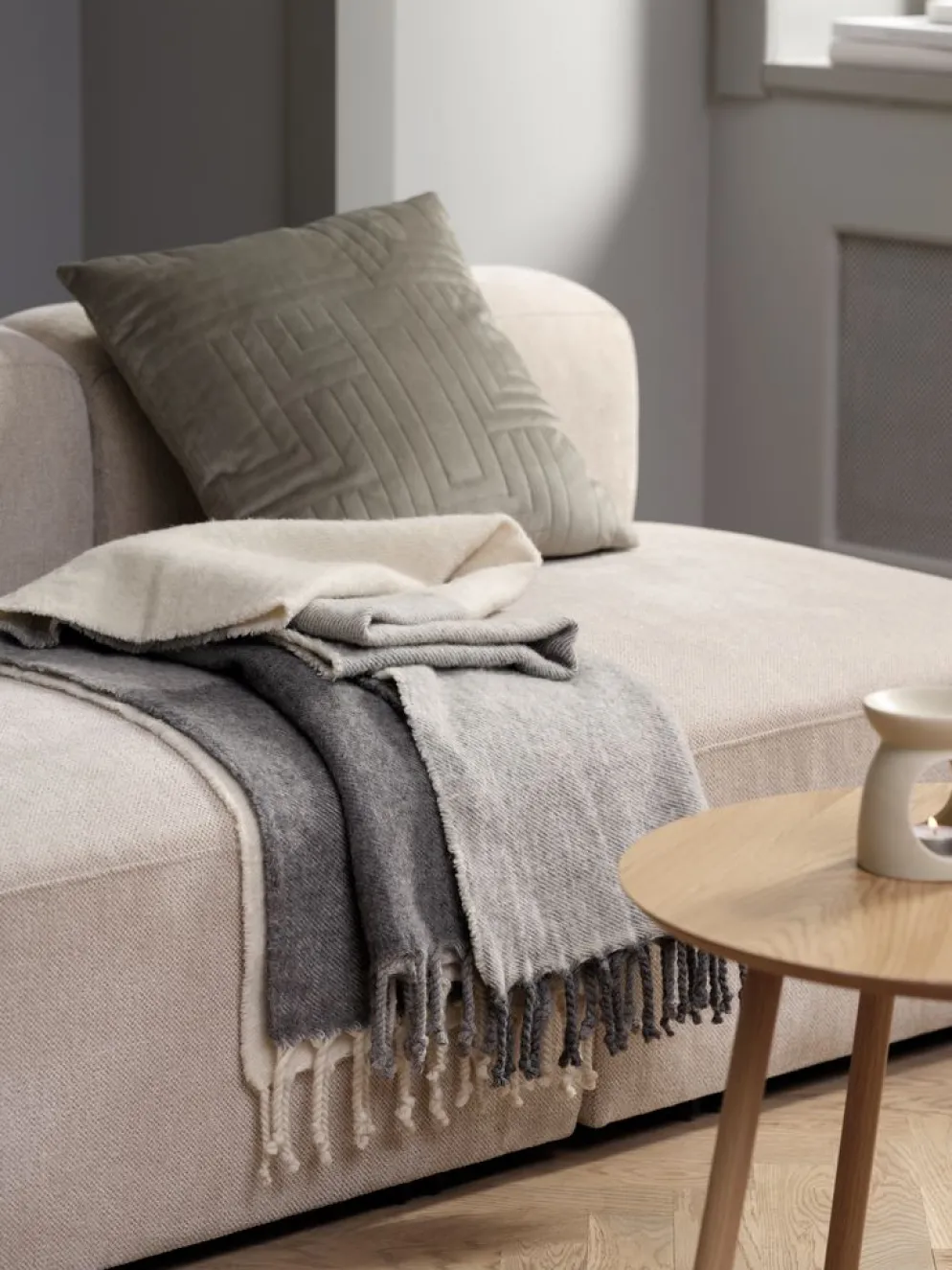 LUNDKARSEPlaid en laine LUNDKARSE 130x170 gris/beige