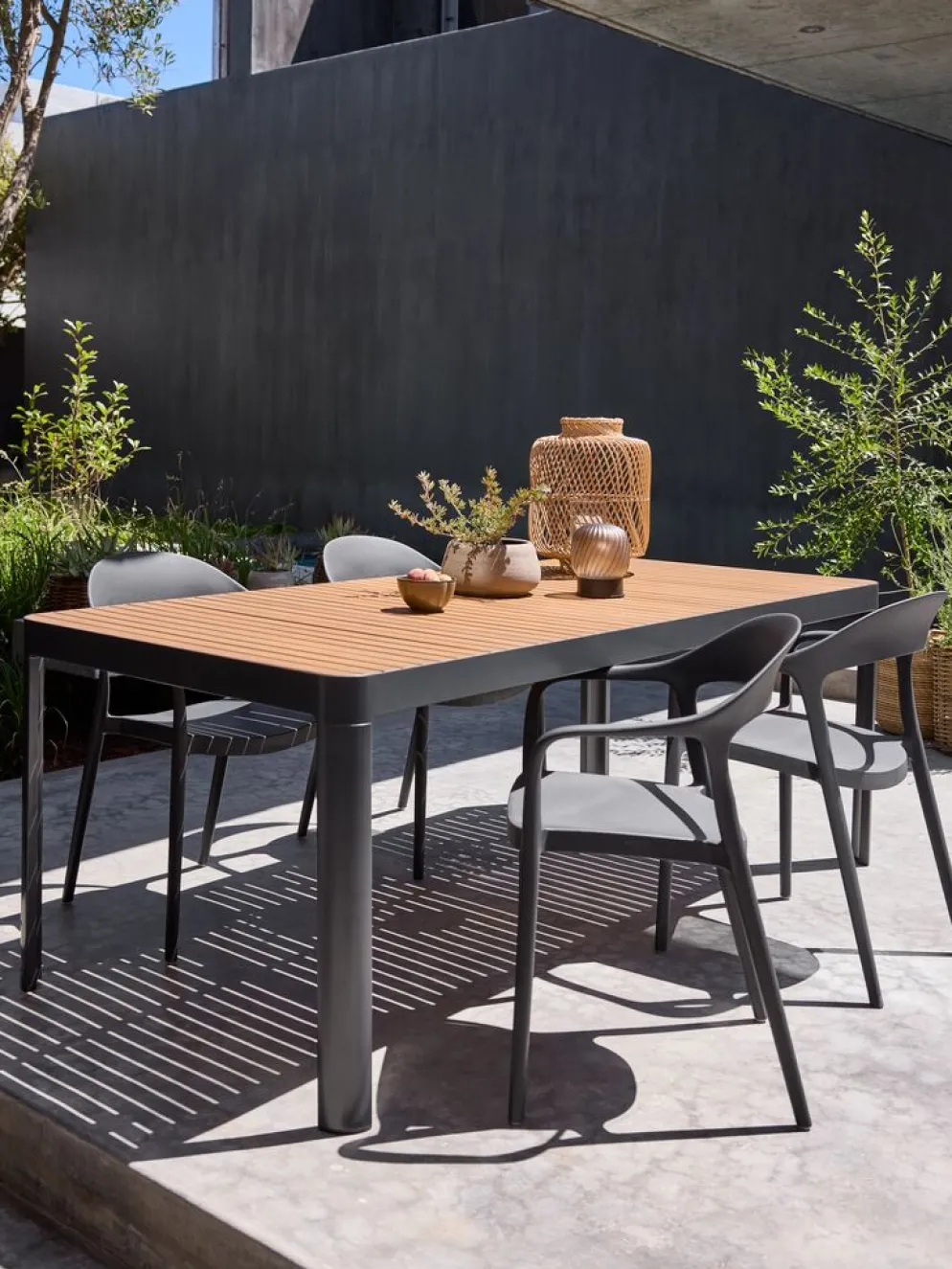 NANNESTADChaise empilable NANNESTAD gris foncé