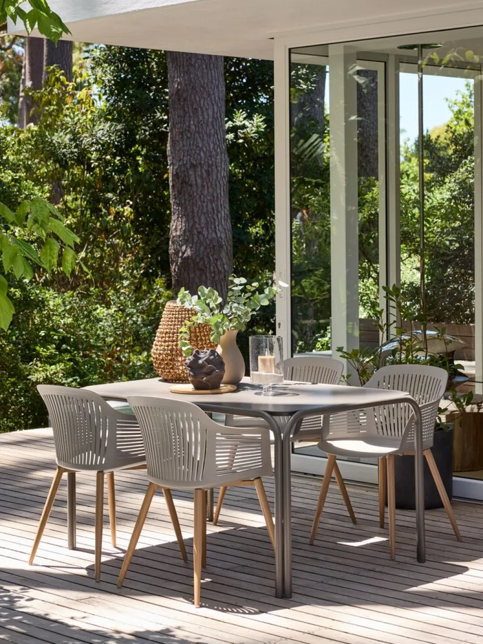 RAUMA + VANTORERAUMA L140 table + 4 VANTORE chaises sable foncé
