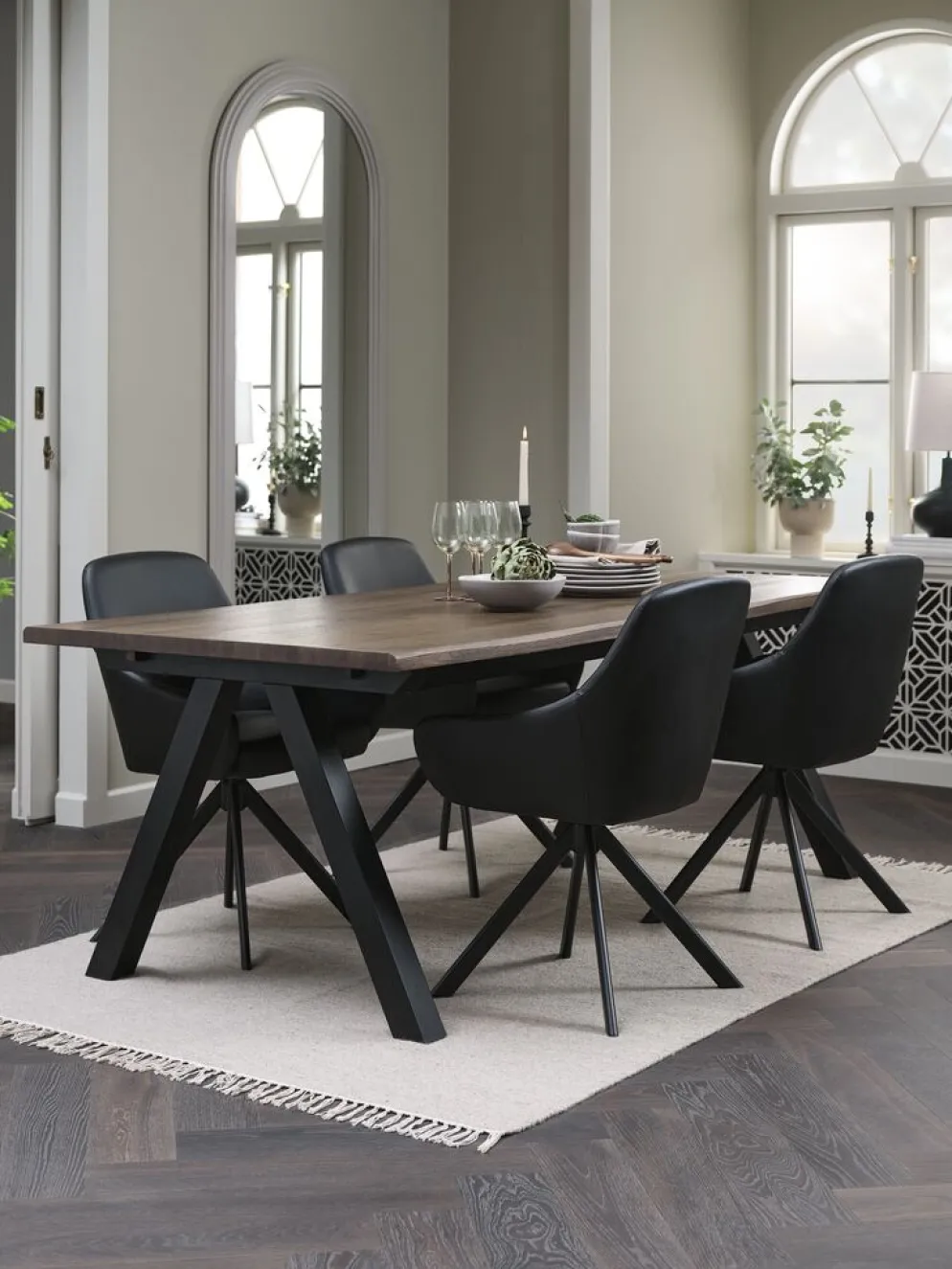 SANDBY + ROSTRUPSANDBY L210 table chêne foncé + 4 ROSTRUP chaises noir