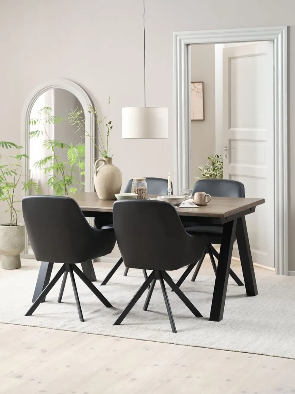 SANDBY + ROSTRUPSANDBY L160 table chêne foncé + 4 ROSTRUP chaises noir