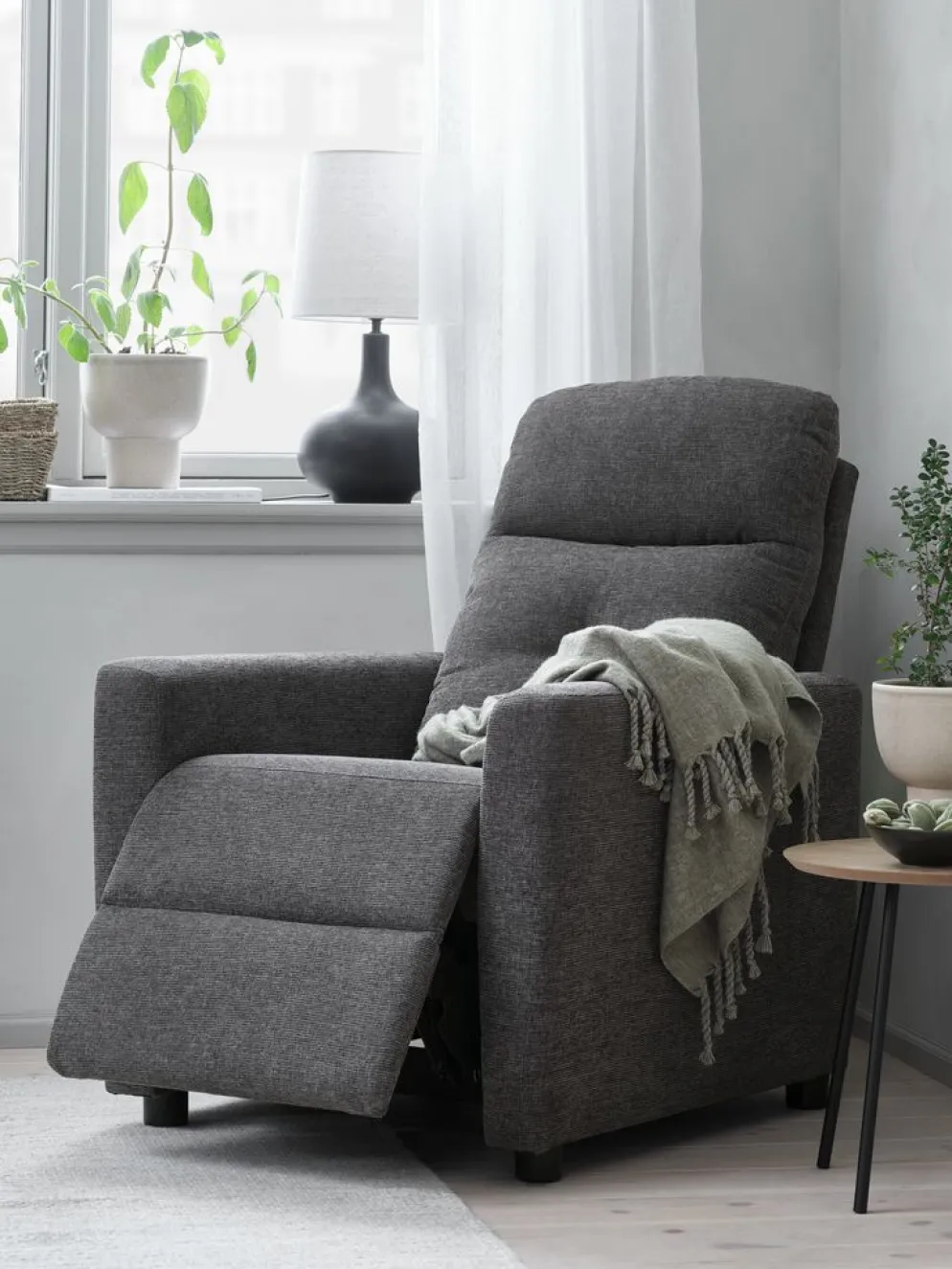 VEJLBYFauteuil inclinable VEJLBY tissu gris foncé