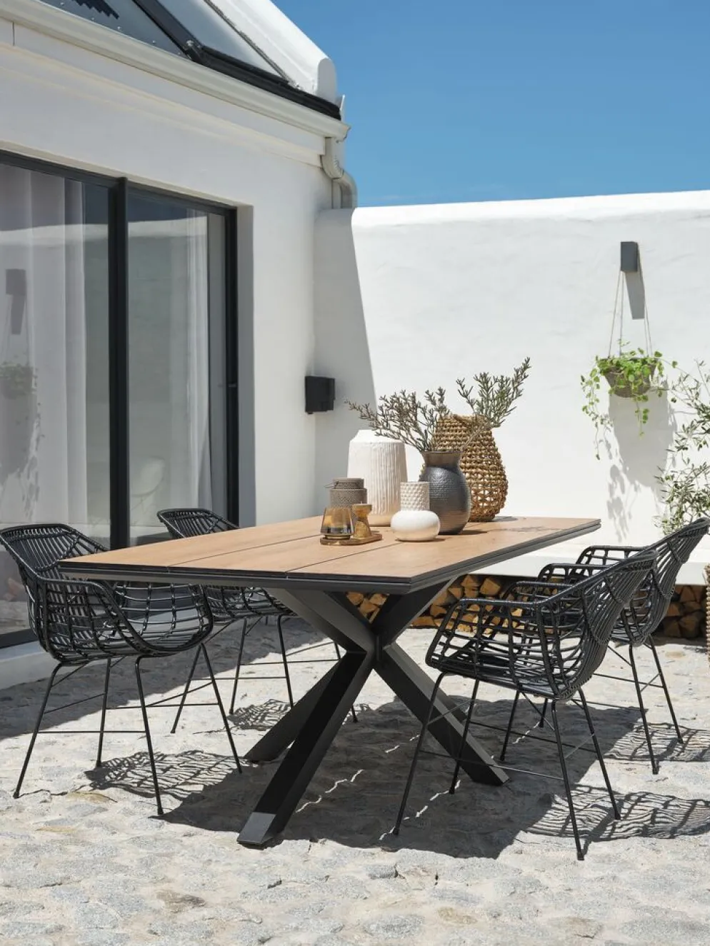 YPNASTED + ILDERHUSEYPNASTED L215 table naturel + 4 ILDERHUSE chaises noir